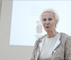 En person står upp och föreläser.