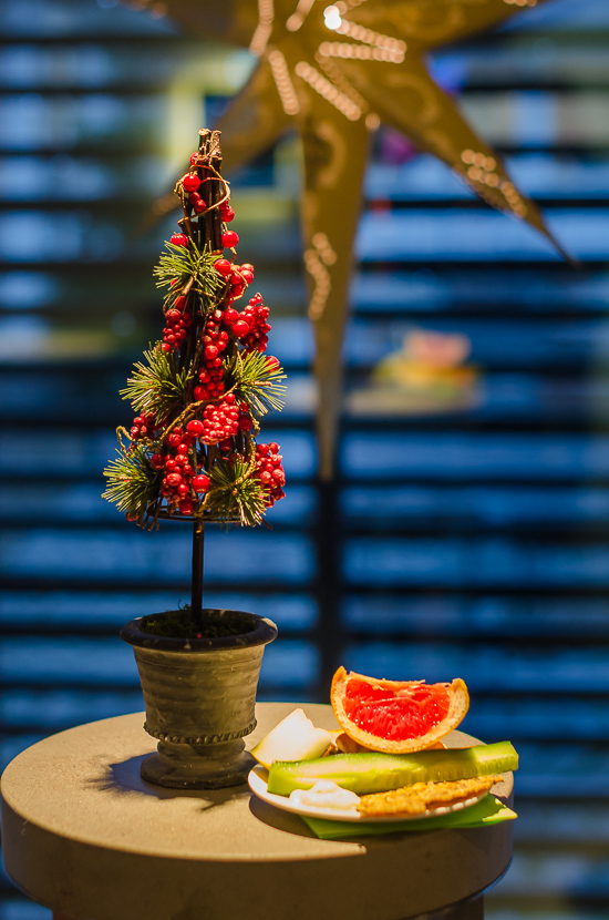 Frukt och kakor på ett bord med julprydnad.