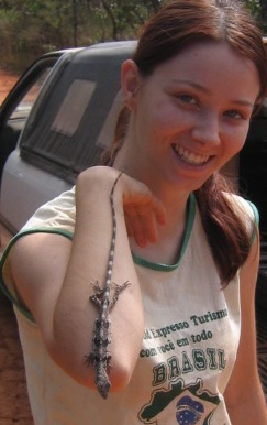 Portrait of Debora Goedert holding a lizard.