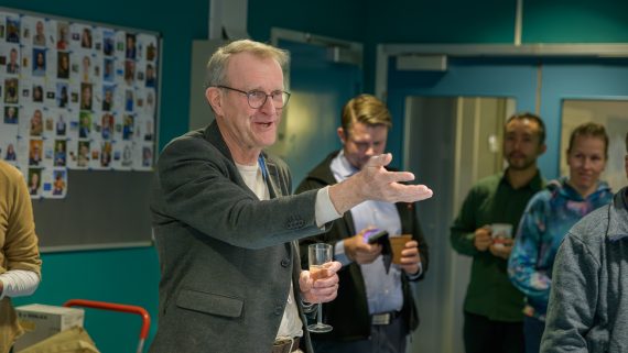 En person står och pekar. Foto.