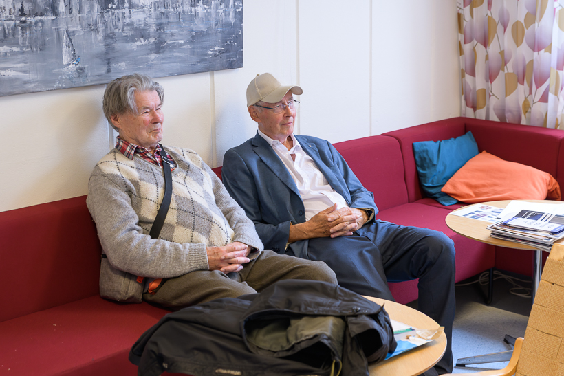 Två personer sitter i en soffa. Foto.