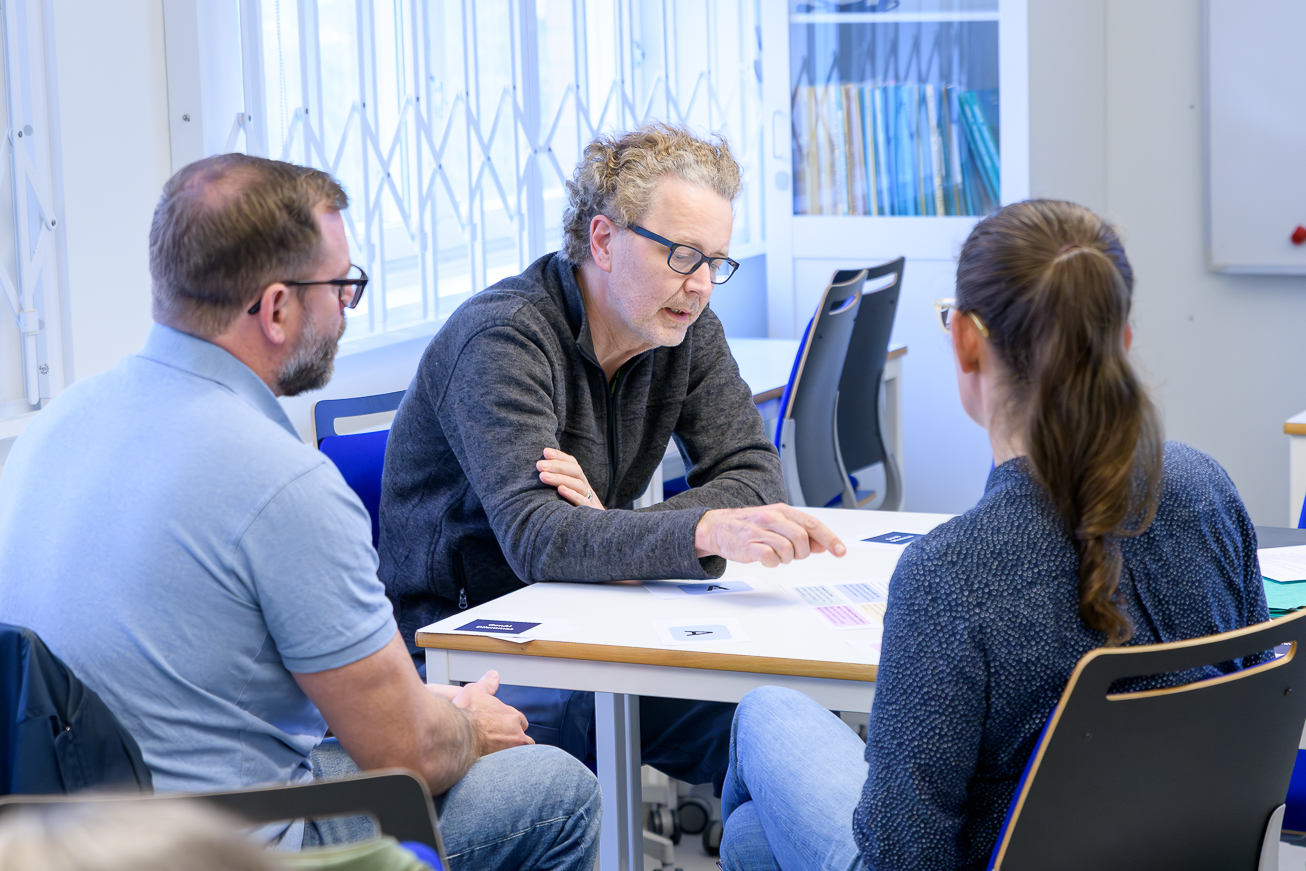 Group discussion with three people. Photo.