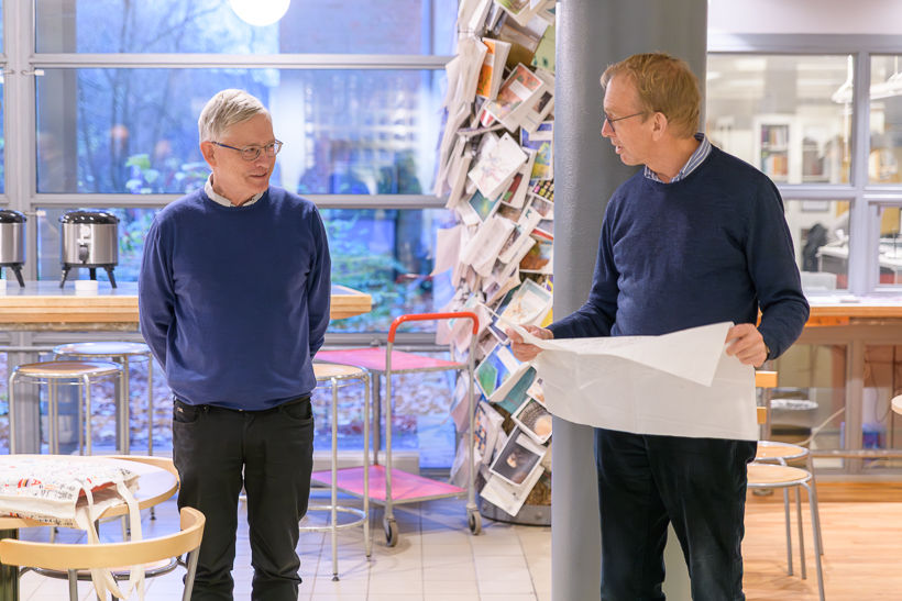 En person står och pratar till en annan person. Foto.