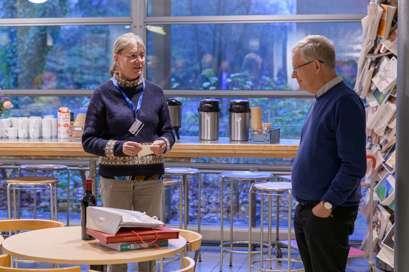 Två personer, en av dem pratar. Foto.