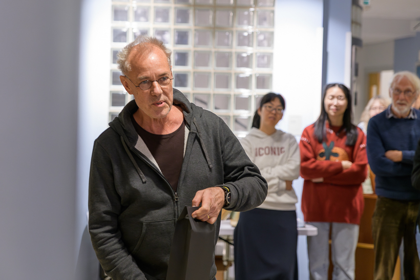 En person på väg att överlämna en present. Foto.