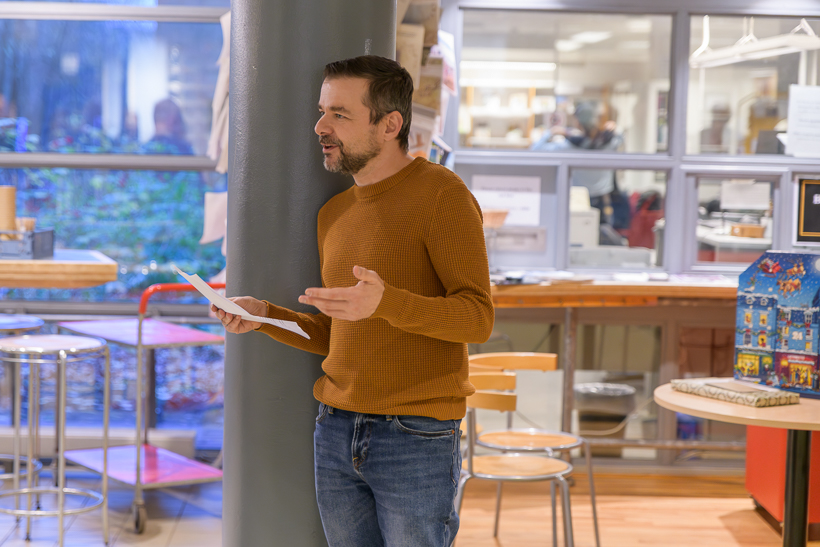 En person håller tal. Foto.