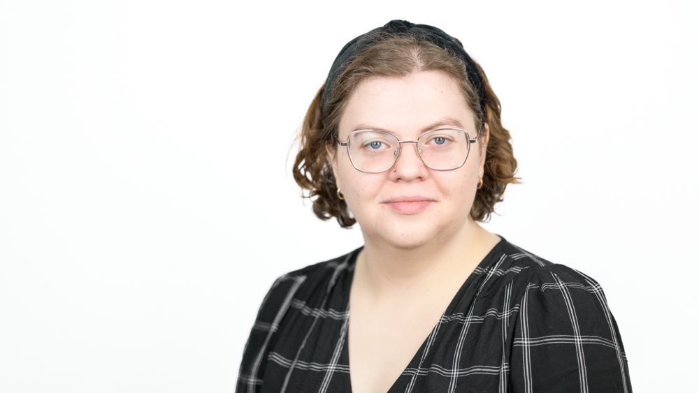 Portrait of Chloe Kaczvinsky. Photo.