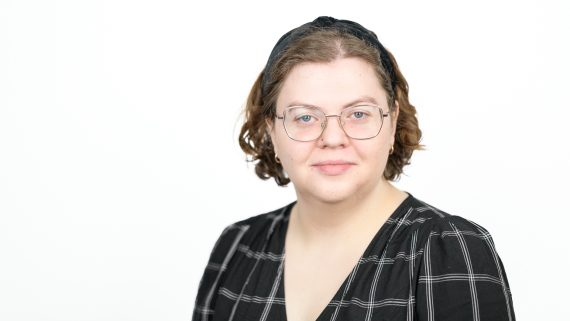 Portrait of Chloe Kaczvinsky. Photo.